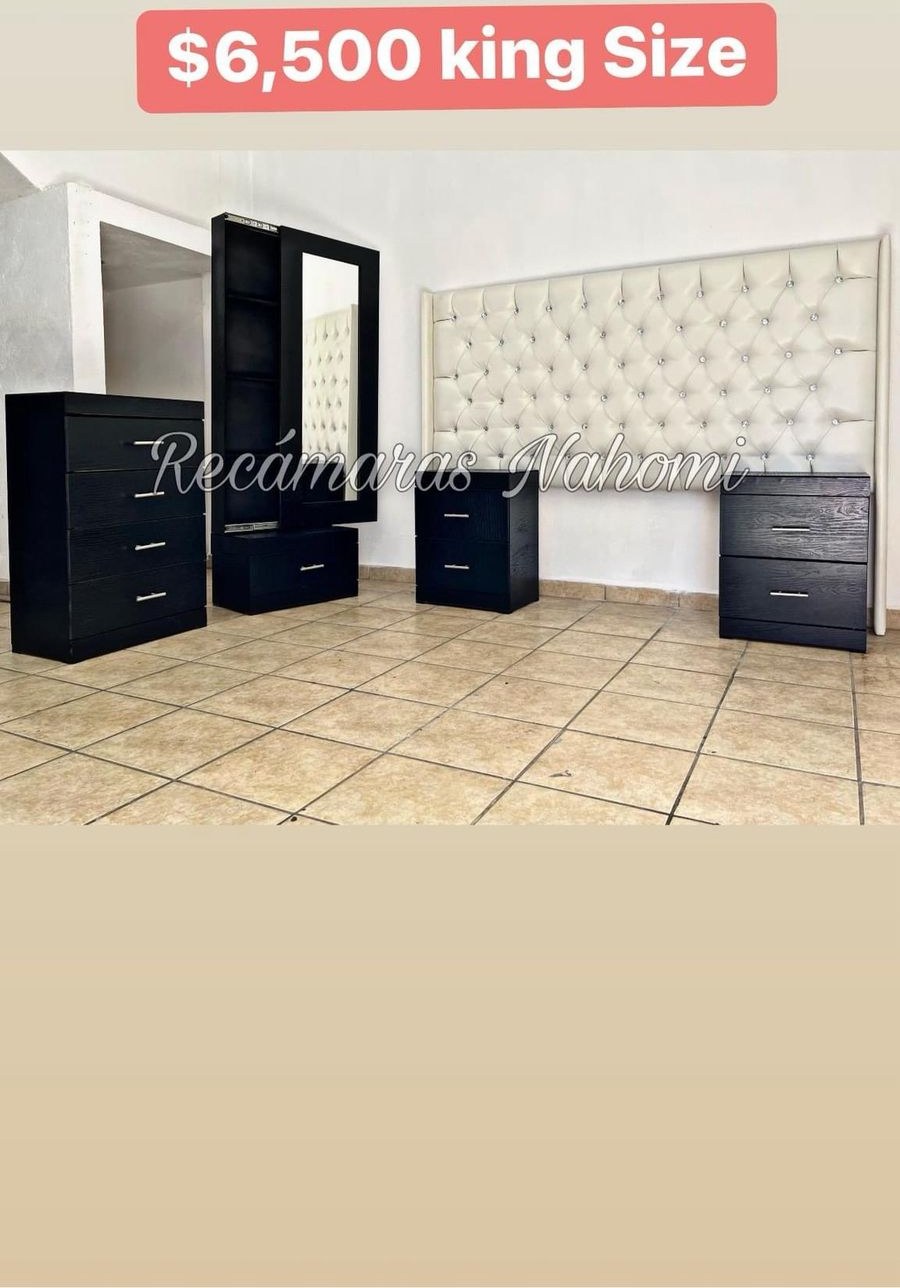 Recámara King Negra Capitonada Hueso